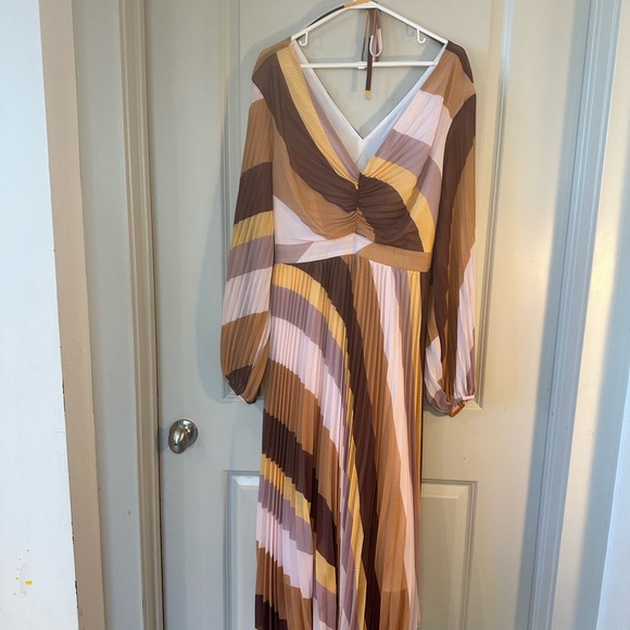 NWT MOTF PREMIUM PLEATED LIGHT FLOWY V-NECK Nude Tone Dress, size XL - Picture 11 of 12